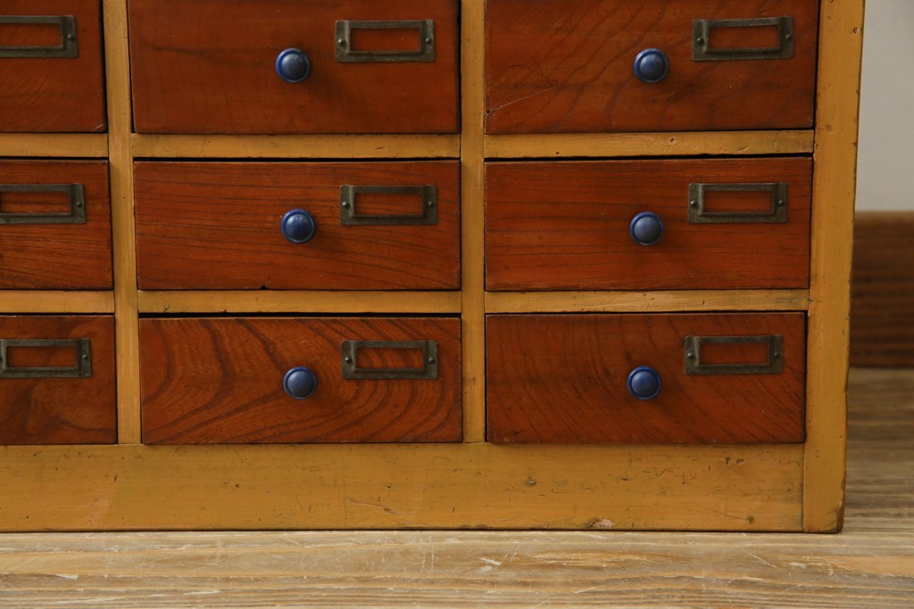 和製アンティーク　レトロデザイン!!　ネームプレート付き　引き出し42杯　たっぷり収納できるチェスト(小物収納、店舗什器、ドロワー、サイドチェスト、引き出し)(R-082666)