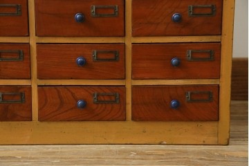 和製アンティーク　レトロデザイン!!　ネームプレート付き　引き出し42杯　たっぷり収納できるチェスト(小物収納、店舗什器、ドロワー、サイドチェスト、引き出し)(R-082666)