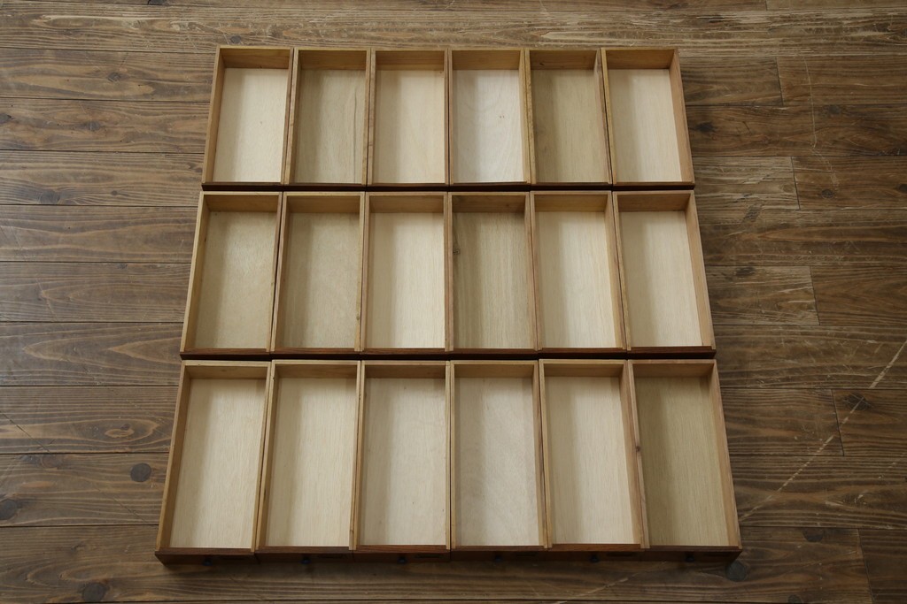 和製アンティーク　レトロデザイン!!　ネームプレート付き　引き出し42杯　たっぷり収納できるチェスト(小物収納、店舗什器、ドロワー、サイドチェスト、引き出し)(R-082666)