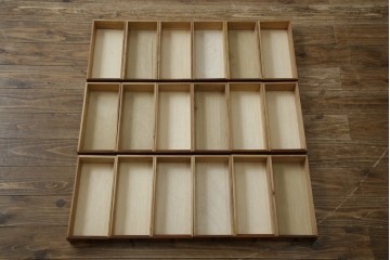 和製アンティーク　レトロデザイン!!　ネームプレート付き　引き出し42杯　たっぷり収納できるチェスト(小物収納、店舗什器、ドロワー、サイドチェスト、引き出し)(R-082666)