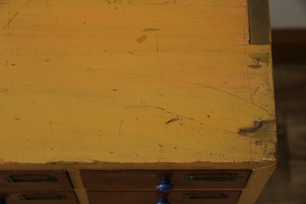 和製アンティーク　レトロデザイン!!　ネームプレート付き　引き出し42杯　たっぷり収納できるチェスト(小物収納、店舗什器、ドロワー、サイドチェスト、引き出し)(R-082666)