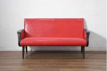 和製ビンテージ　1970年代　希少なレッドカラー　遊び心溢れる真紅の2人掛けレトロフェイクレザーソファ(2P、二人掛け、2人掛け、ヴィンテージ)(R-082667)