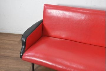 和製ビンテージ　1970年代　希少なレッドカラー　遊び心溢れる真紅の2人掛けレトロフェイクレザーソファ(2P、二人掛け、2人掛け、ヴィンテージ)(R-082667)