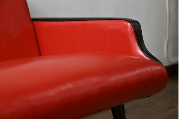 和製ビンテージ　1970年代　希少なレッドカラー　遊び心溢れる真紅の2人掛けレトロフェイクレザーソファ(2P、二人掛け、2人掛け、ヴィンテージ)(R-082667)