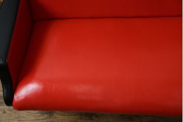 和製ビンテージ　1970年代　希少なレッドカラー　遊び心溢れる真紅の2人掛けレトロフェイクレザーソファ(2P、二人掛け、2人掛け、ヴィンテージ)(R-082667)