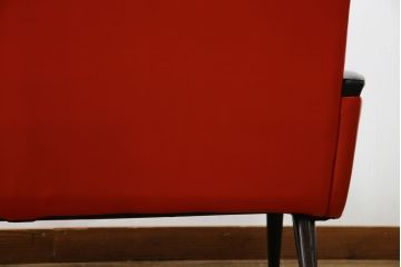 和製ビンテージ　1970年代　希少なレッドカラー　遊び心溢れる真紅の2人掛けレトロフェイクレザーソファ(2P、二人掛け、2人掛け、ヴィンテージ)(R-082667)