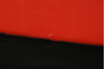 和製ビンテージ　1970年代　希少なレッドカラー　遊び心溢れる真紅の2人掛けレトロフェイクレザーソファ(2P、二人掛け、2人掛け、ヴィンテージ)(R-082667)