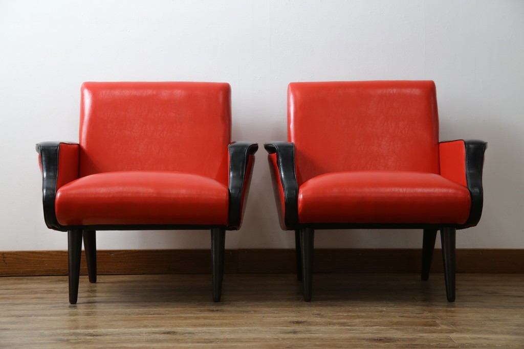 和製ビンテージ　1970年代　昭和レトロ　希少なレッドカラー　遊び心溢れる真紅の一人掛けフェイクレザーソファ2脚セット　(R-082668)