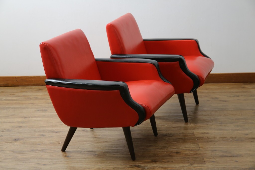 和製ビンテージ　1970年代　昭和レトロ　希少なレッドカラー　遊び心溢れる真紅の一人掛けフェイクレザーソファ2脚セット　(R-082668)