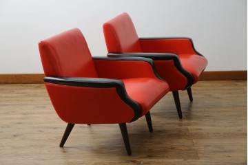 和製ビンテージ　1970年代　昭和レトロ　希少なレッドカラー　遊び心溢れる真紅の一人掛けフェイクレザーソファ2脚セット　(R-082668)
