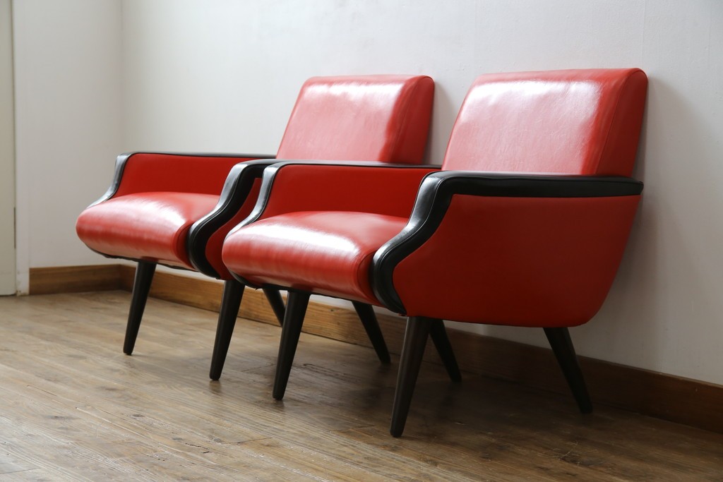 和製ビンテージ　1970年代　昭和レトロ　希少なレッドカラー　遊び心溢れる真紅の一人掛けフェイクレザーソファ2脚セット　(R-082668)