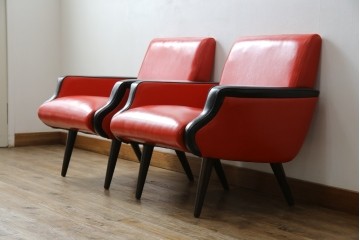 和製ビンテージ　1970年代　昭和レトロ　希少なレッドカラー　遊び心溢れる真紅の一人掛けフェイクレザーソファ2脚セット　(R-082668)