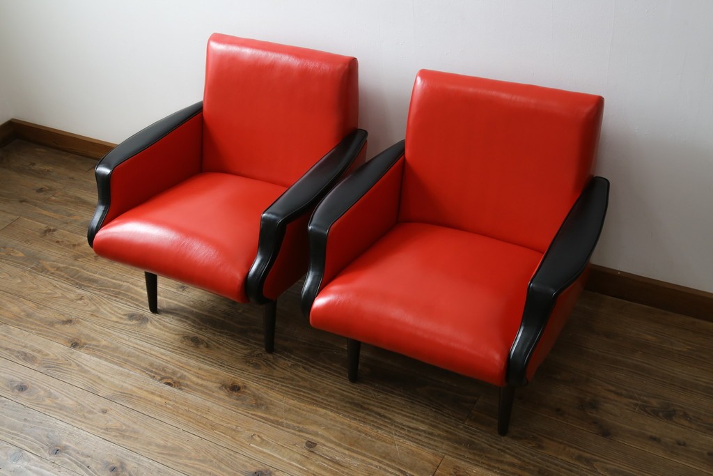 和製ビンテージ　1970年代　昭和レトロ　希少なレッドカラー　遊び心溢れる真紅の一人掛けフェイクレザーソファ2脚セット　(R-082668)