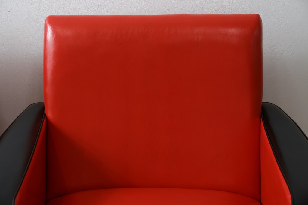 和製ビンテージ　1970年代　昭和レトロ　希少なレッドカラー　遊び心溢れる真紅の一人掛けフェイクレザーソファ2脚セット　(R-082668)
