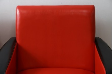 和製ビンテージ　1970年代　昭和レトロ　希少なレッドカラー　遊び心溢れる真紅の一人掛けフェイクレザーソファ2脚セット　(R-082668)