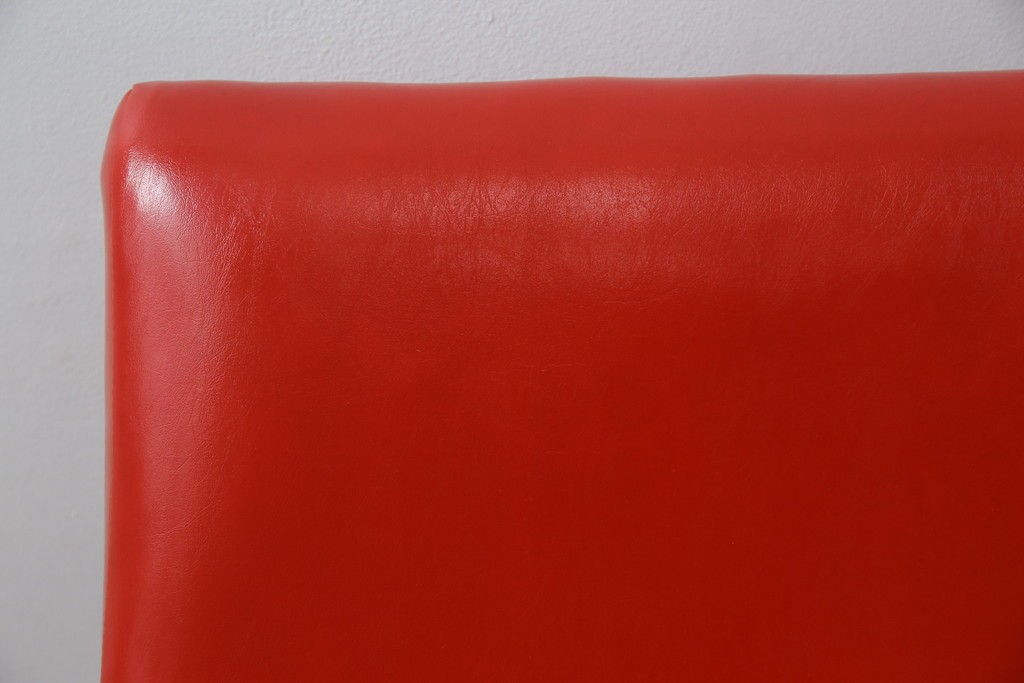 和製ビンテージ　1970年代　昭和レトロ　希少なレッドカラー　遊び心溢れる真紅の一人掛けフェイクレザーソファ2脚セット　(R-082668)