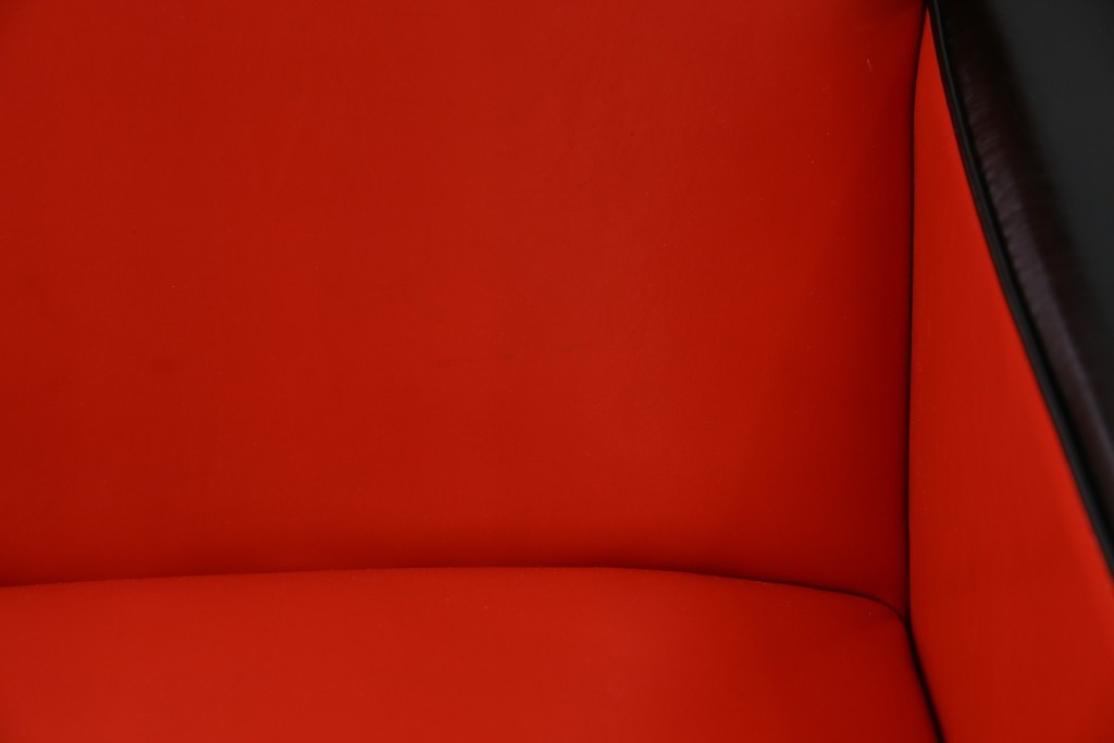 和製ビンテージ　1970年代　昭和レトロ　希少なレッドカラー　遊び心溢れる真紅の一人掛けフェイクレザーソファ2脚セット　(R-082668)