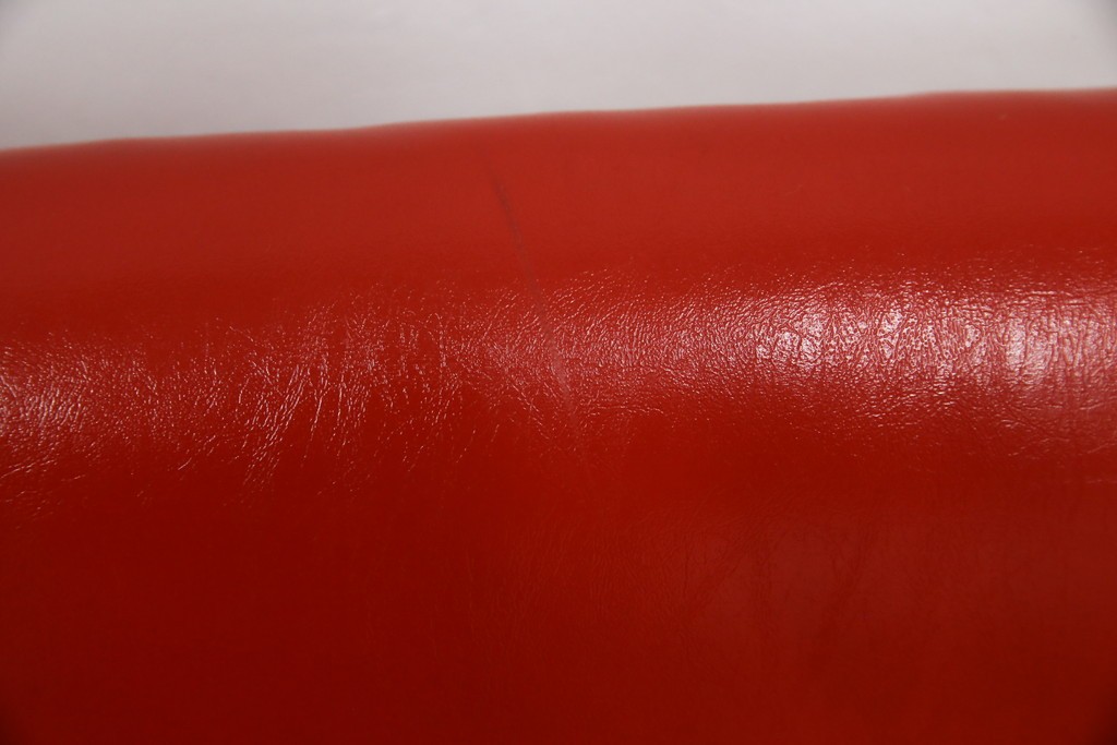 和製ビンテージ　1970年代　昭和レトロ　希少なレッドカラー　遊び心溢れる真紅の一人掛けフェイクレザーソファ2脚セット　(R-082668)