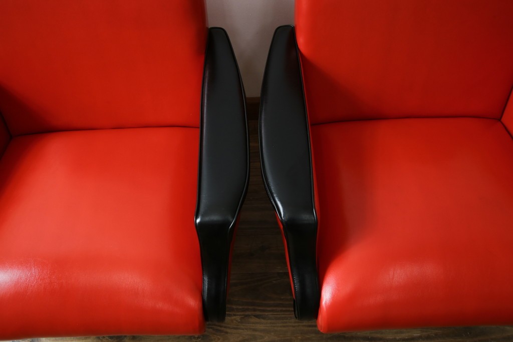 和製ビンテージ　1970年代　昭和レトロ　希少なレッドカラー　遊び心溢れる真紅の一人掛けフェイクレザーソファ2脚セット　(R-082668)