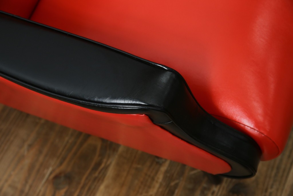 和製ビンテージ　1970年代　昭和レトロ　希少なレッドカラー　遊び心溢れる真紅の一人掛けフェイクレザーソファ2脚セット　(R-082668)