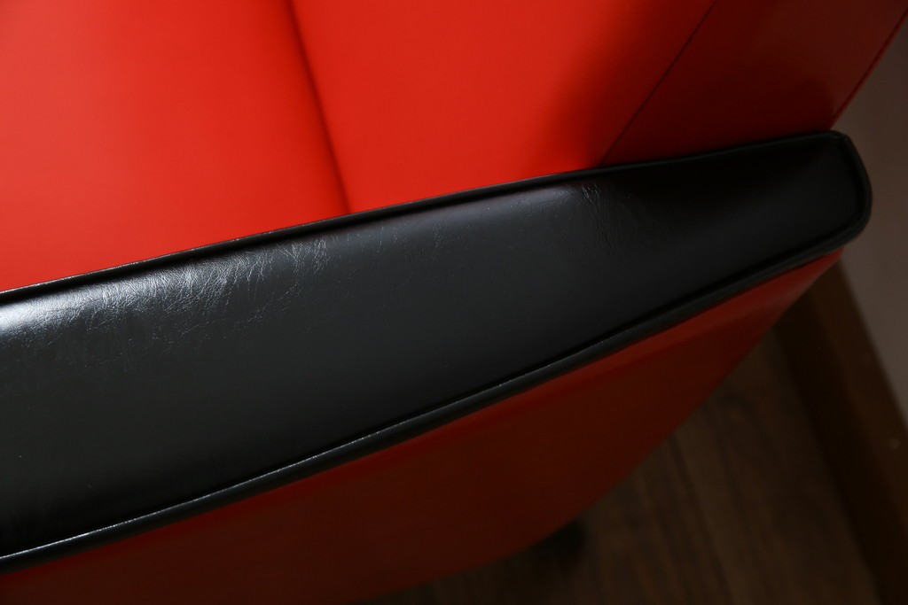 和製ビンテージ　1970年代　昭和レトロ　希少なレッドカラー　遊び心溢れる真紅の一人掛けフェイクレザーソファ2脚セット　(R-082668)