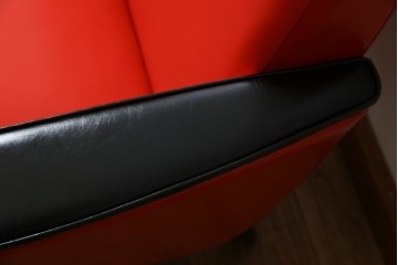 和製ビンテージ　1970年代　昭和レトロ　希少なレッドカラー　遊び心溢れる真紅の一人掛けフェイクレザーソファ2脚セット　(R-082668)