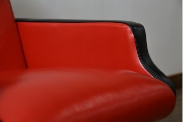 和製ビンテージ　1970年代　昭和レトロ　希少なレッドカラー　遊び心溢れる真紅の一人掛けフェイクレザーソファ2脚セット　(R-082668)