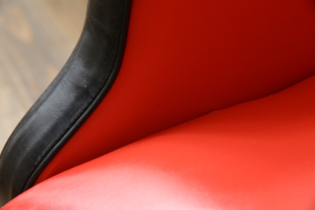 和製ビンテージ　1970年代　昭和レトロ　希少なレッドカラー　遊び心溢れる真紅の一人掛けフェイクレザーソファ2脚セット　(R-082668)