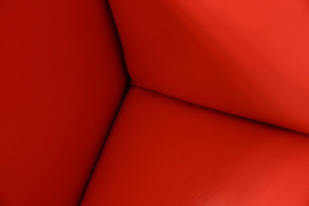 和製ビンテージ　1970年代　昭和レトロ　希少なレッドカラー　遊び心溢れる真紅の一人掛けフェイクレザーソファ2脚セット　(R-082668)