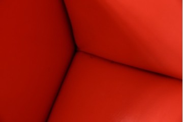 和製ビンテージ　1970年代　昭和レトロ　希少なレッドカラー　遊び心溢れる真紅の一人掛けフェイクレザーソファ2脚セット　(R-082668)