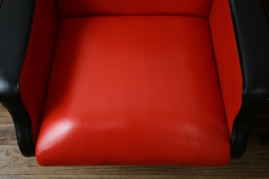 和製ビンテージ　1970年代　昭和レトロ　希少なレッドカラー　遊び心溢れる真紅の一人掛けフェイクレザーソファ2脚セット　(R-082668)