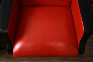和製ビンテージ　1970年代　昭和レトロ　希少なレッドカラー　遊び心溢れる真紅の一人掛けフェイクレザーソファ2脚セット　(R-082668)