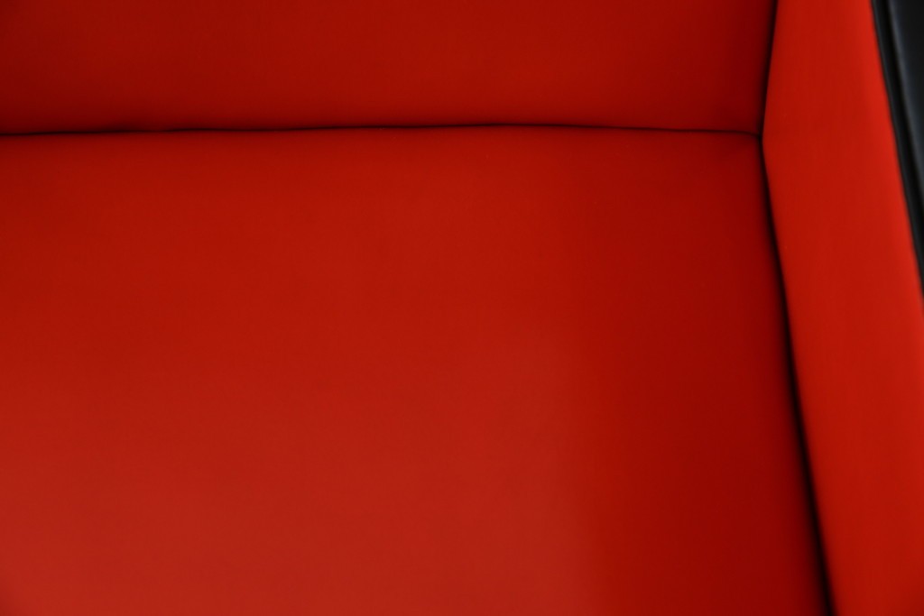 和製ビンテージ　1970年代　昭和レトロ　希少なレッドカラー　遊び心溢れる真紅の一人掛けフェイクレザーソファ2脚セット　(R-082668)