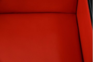 和製ビンテージ　1970年代　昭和レトロ　希少なレッドカラー　遊び心溢れる真紅の一人掛けフェイクレザーソファ2脚セット　(R-082668)