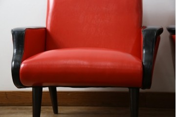 和製ビンテージ　1970年代　昭和レトロ　希少なレッドカラー　遊び心溢れる真紅の一人掛けフェイクレザーソファ2脚セット　(R-082668)