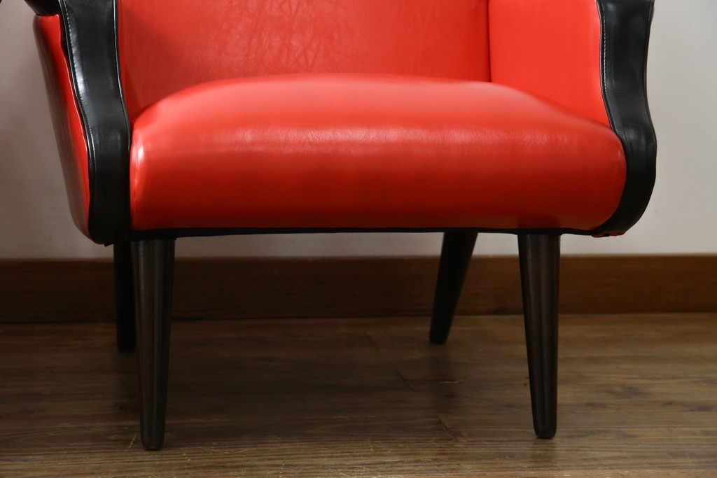 和製ビンテージ　1970年代　昭和レトロ　希少なレッドカラー　遊び心溢れる真紅の一人掛けフェイクレザーソファ2脚セット　(R-082668)