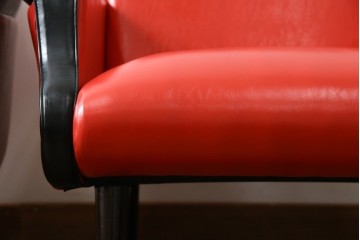 和製ビンテージ　1970年代　昭和レトロ　希少なレッドカラー　遊び心溢れる真紅の一人掛けフェイクレザーソファ2脚セット　(R-082668)