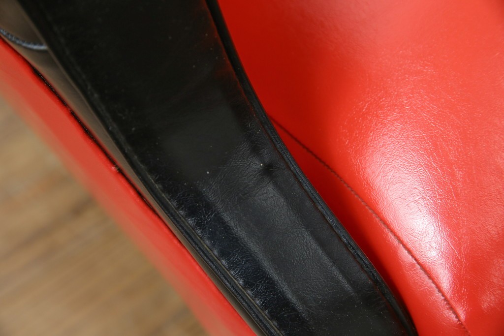 和製ビンテージ　1970年代　昭和レトロ　希少なレッドカラー　遊び心溢れる真紅の一人掛けフェイクレザーソファ2脚セット　(R-082668)