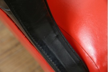 和製ビンテージ　1970年代　昭和レトロ　希少なレッドカラー　遊び心溢れる真紅の一人掛けフェイクレザーソファ2脚セット　(R-082668)