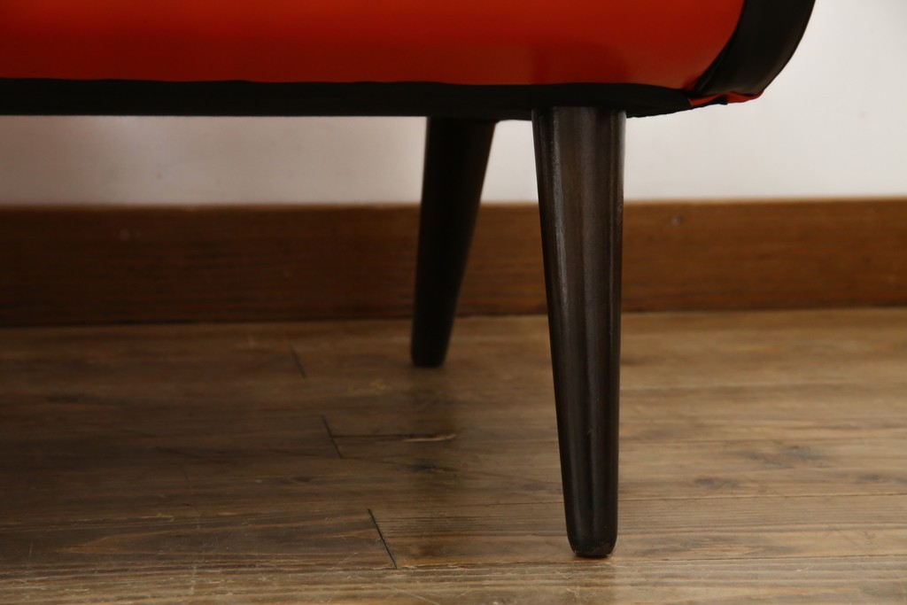 和製ビンテージ　1970年代　昭和レトロ　希少なレッドカラー　遊び心溢れる真紅の一人掛けフェイクレザーソファ2脚セット　(R-082668)