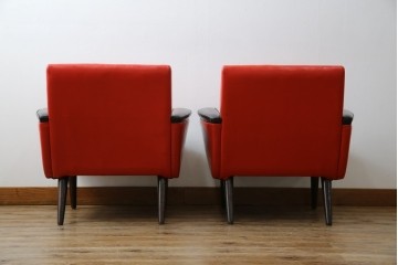 和製ビンテージ　1970年代　昭和レトロ　希少なレッドカラー　遊び心溢れる真紅の一人掛けフェイクレザーソファ2脚セット　(R-082668)