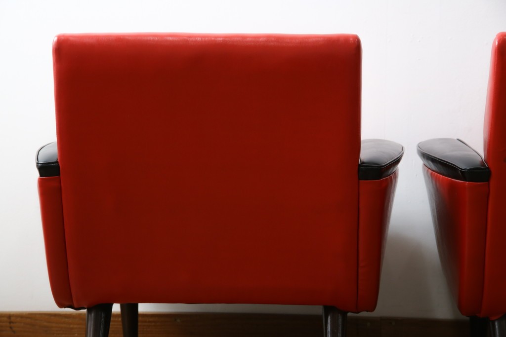 和製ビンテージ　1970年代　昭和レトロ　希少なレッドカラー　遊び心溢れる真紅の一人掛けフェイクレザーソファ2脚セット　(R-082668)