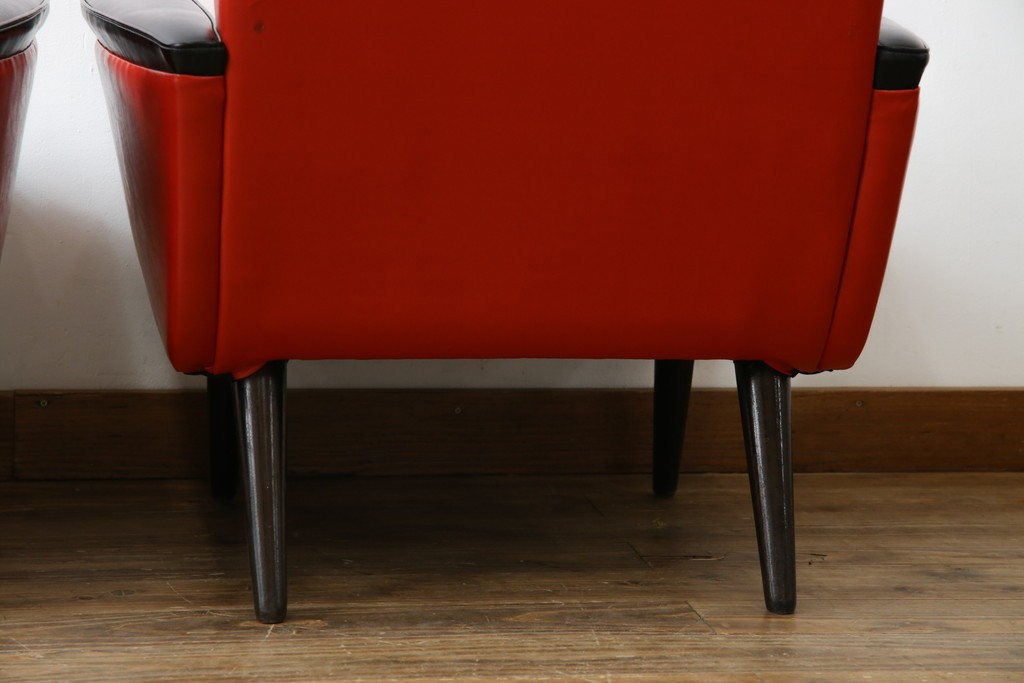 和製ビンテージ　1970年代　昭和レトロ　希少なレッドカラー　遊び心溢れる真紅の一人掛けフェイクレザーソファ2脚セット　(R-082668)