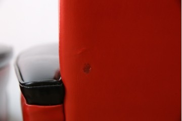 和製ビンテージ　1970年代　昭和レトロ　希少なレッドカラー　遊び心溢れる真紅の一人掛けフェイクレザーソファ2脚セット　(R-082668)