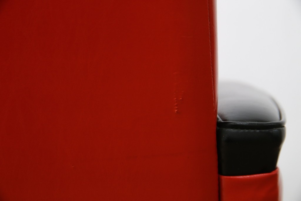 和製ビンテージ　1970年代　昭和レトロ　希少なレッドカラー　遊び心溢れる真紅の一人掛けフェイクレザーソファ2脚セット　(R-082668)