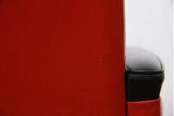 和製ビンテージ　1970年代　昭和レトロ　希少なレッドカラー　遊び心溢れる真紅の一人掛けフェイクレザーソファ2脚セット　(R-082668)