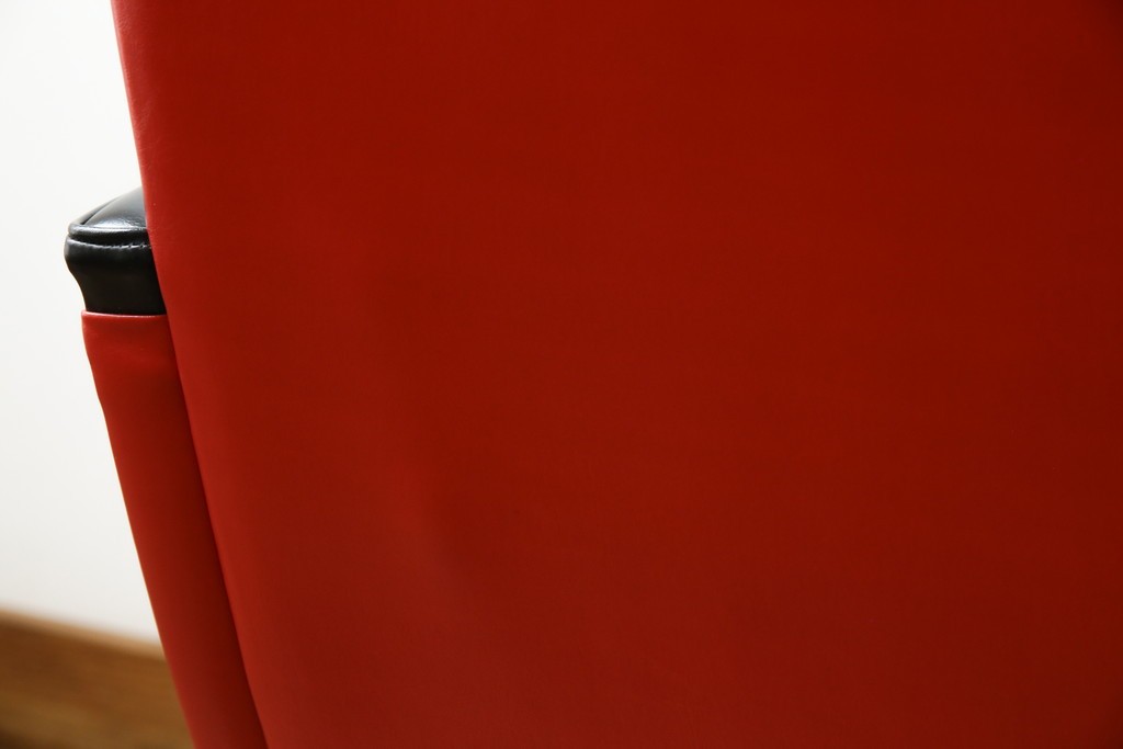 和製ビンテージ　1970年代　昭和レトロ　希少なレッドカラー　遊び心溢れる真紅の一人掛けフェイクレザーソファ2脚セット　(R-082668)