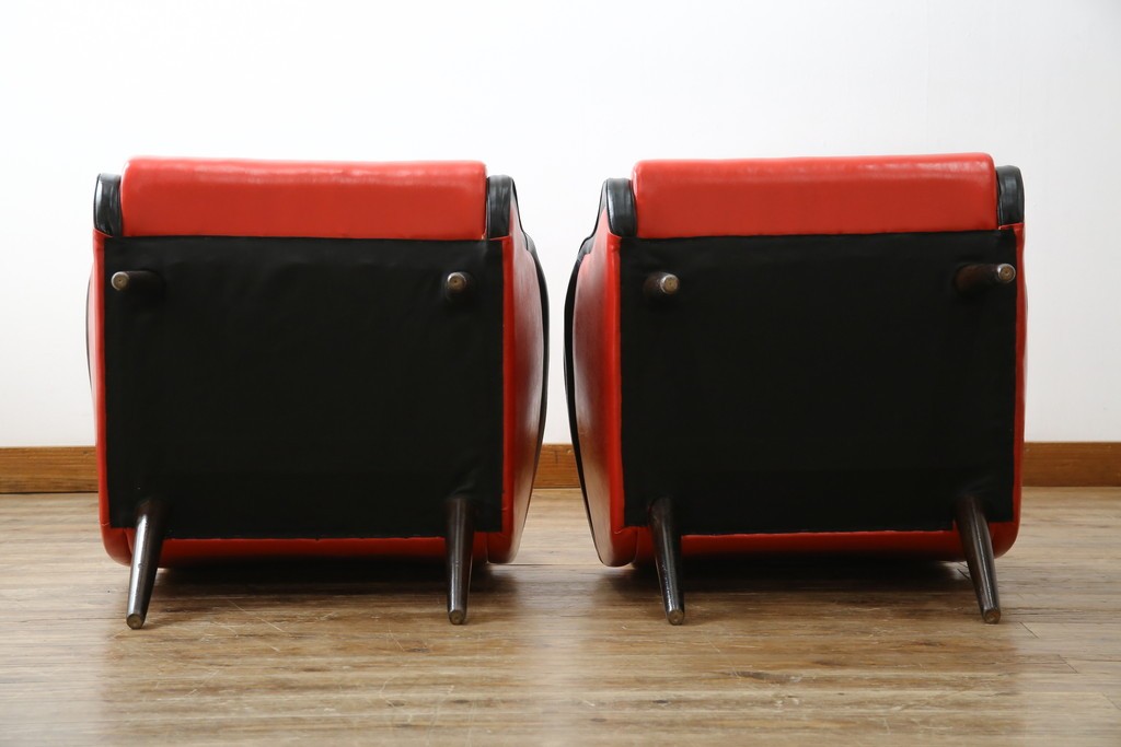 和製ビンテージ　1970年代　昭和レトロ　希少なレッドカラー　遊び心溢れる真紅の一人掛けフェイクレザーソファ2脚セット　(R-082668)