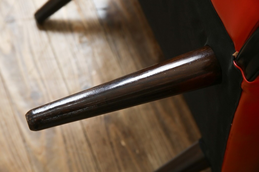 和製ビンテージ　1970年代　昭和レトロ　希少なレッドカラー　遊び心溢れる真紅の一人掛けフェイクレザーソファ2脚セット　(R-082668)