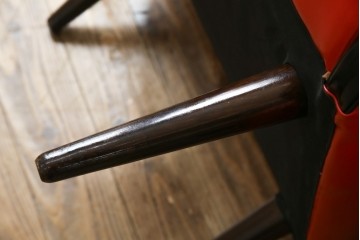 和製ビンテージ　1970年代　昭和レトロ　希少なレッドカラー　遊び心溢れる真紅の一人掛けフェイクレザーソファ2脚セット　(R-082668)